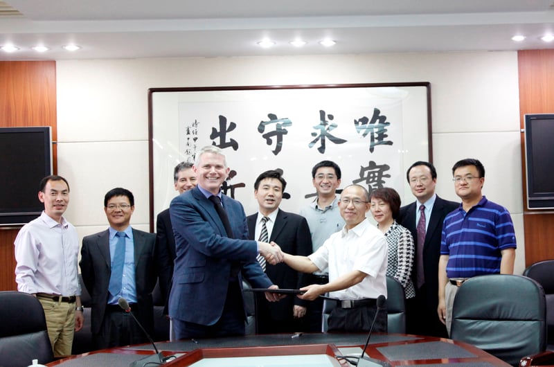 麦克-贝克代表世界动物保护协会与资环所所长高世楫研究员签署了为期三年的合作研究备忘录